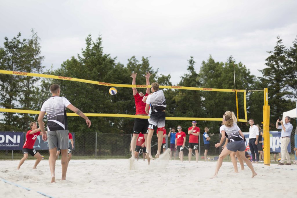 firmenevents-teambuilding-beachvolleyball-dein-impuls